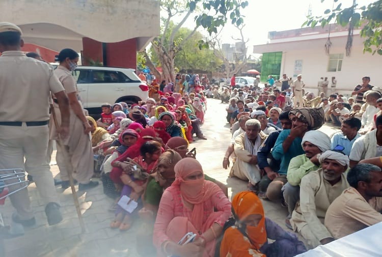 DAP fertilizer distributed in the police station in Charkhi Dadri of Haryana
