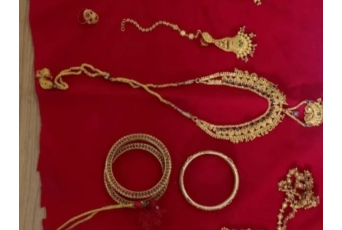 Daughter stole gold with meet husband from her mother in jhansi