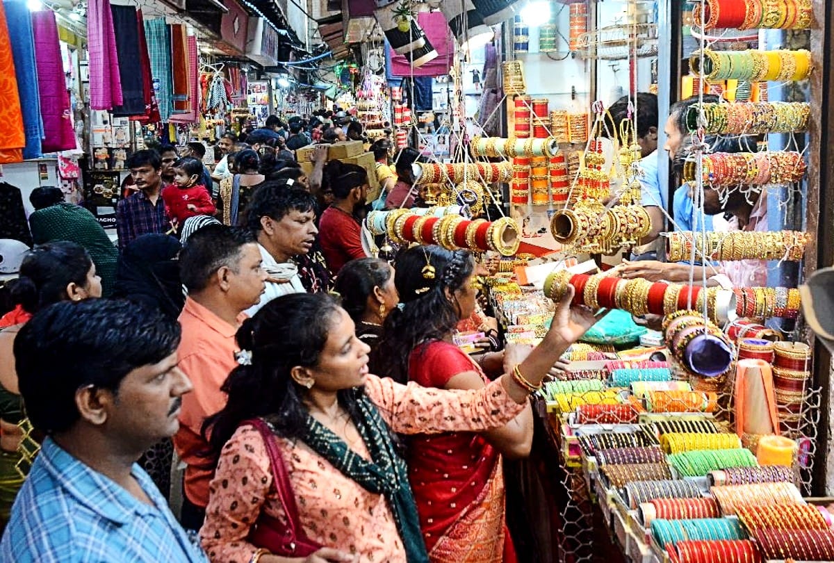 karwa chauth 2021 Vrat Markets buzzing till late night in Agra