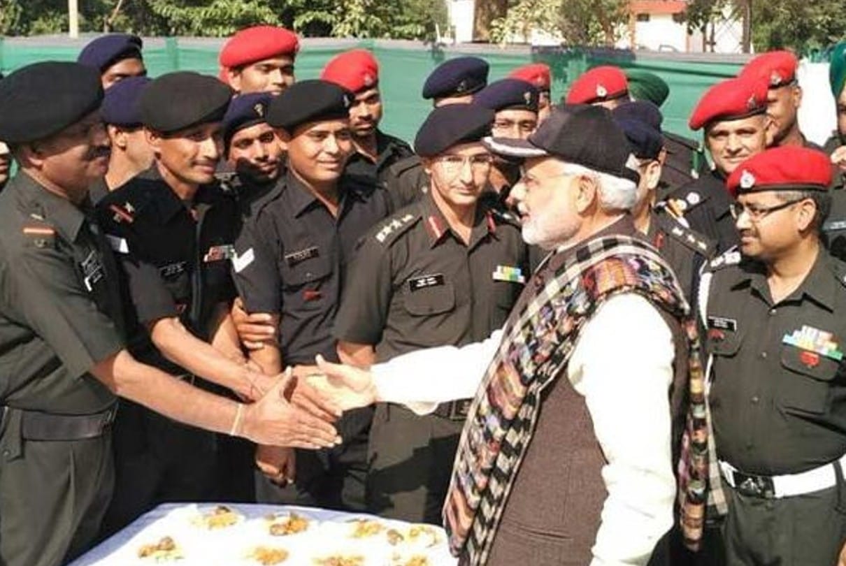 सेना के जवानों से मिलते प्रधानमंत्री नरेंद्र मोदी।