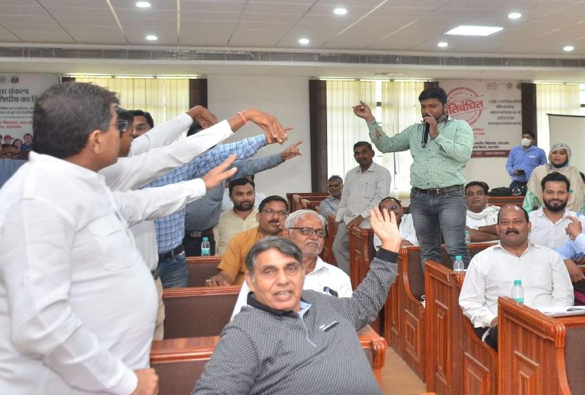 Councilors uproar in meeting of Municipal Corporation Agra