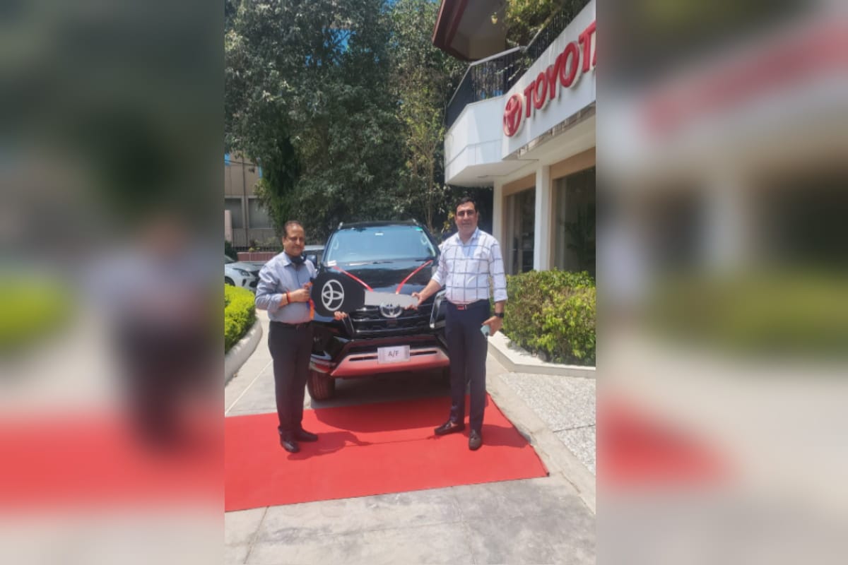 The head constable wife has big secrets are oped due to the complaint of the inspector husband, she used to drive in a Honda City car in Meerut