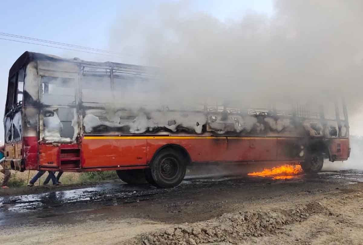 Jalaun: Fire broke out in roadways bus, driver and operator fled by jumping, fire brigade found fire under control