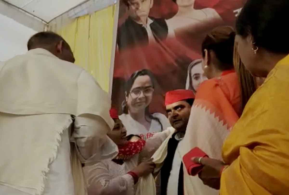 Hardoi: SP State Secretary and District President clashed on stage in front of National President of SP Mahila Sabha