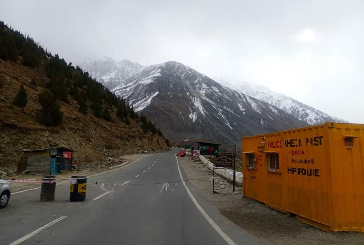 weather update himachal: fresh snowfall in rohtang pass and and nearby mountain peaks yellow alert by IMD shimla