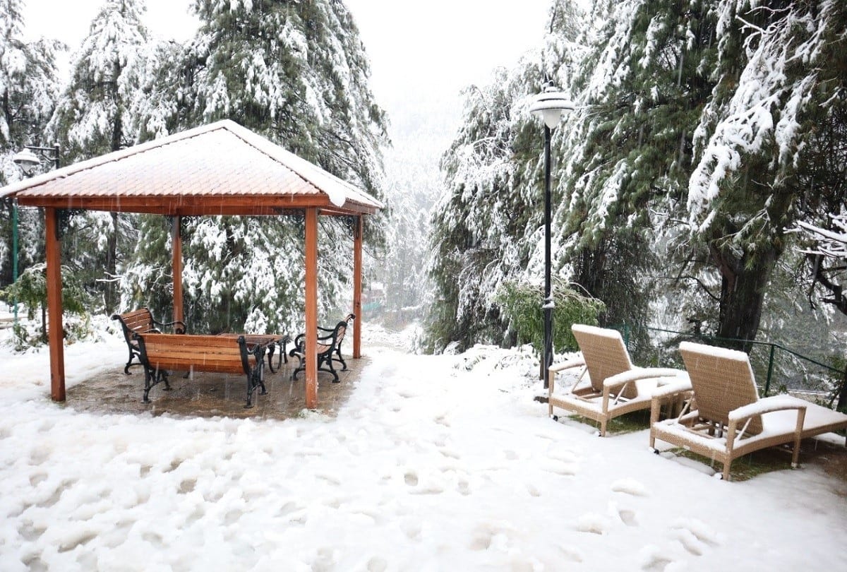 Heavy snowfall at tourist places of Jammu Kashmir