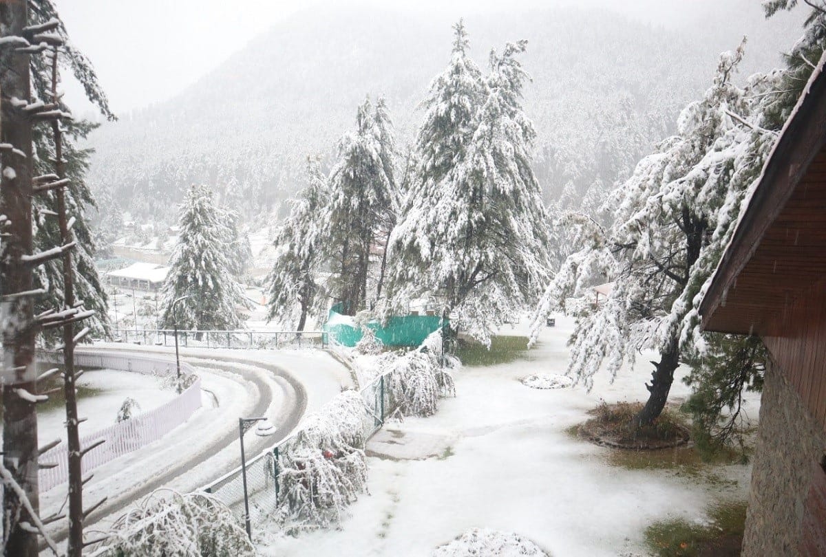 Heavy snowfall at tourist places of Jammu Kashmir