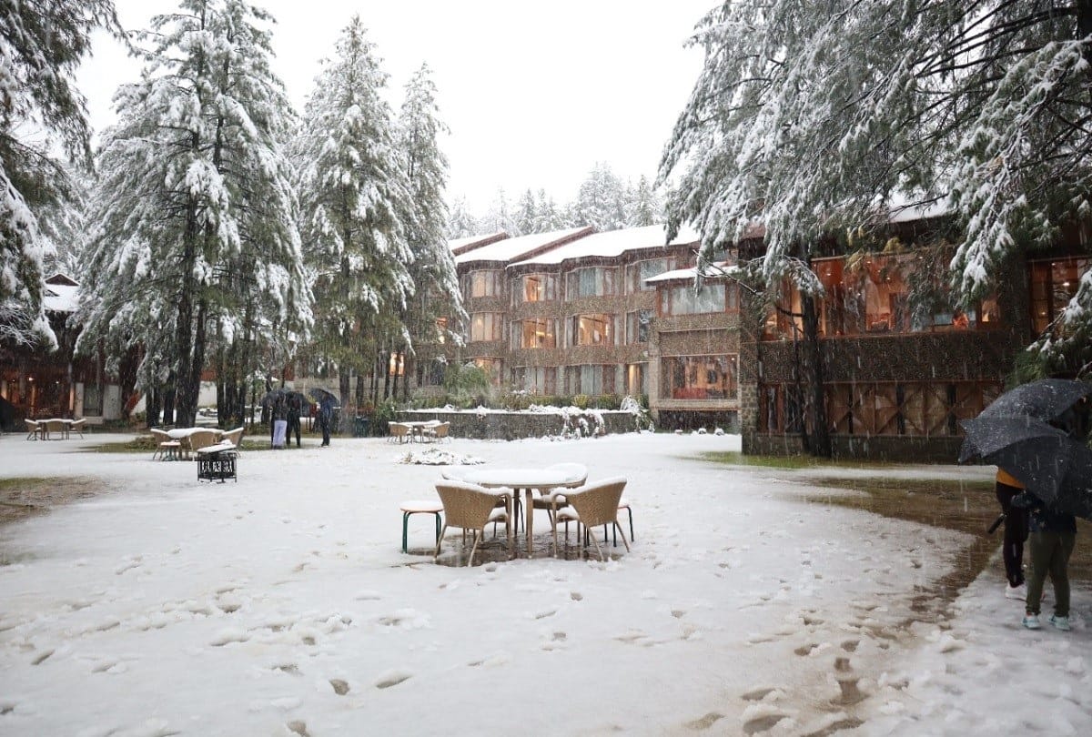 Heavy snowfall at tourist places of Jammu Kashmir
