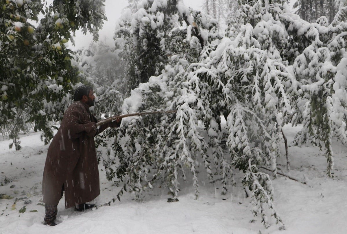 Heavy snowfall at tourist places of Jammu Kashmir