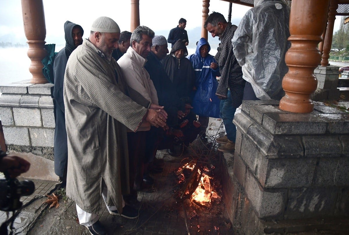Heavy snowfall at tourist places of Jammu Kashmir