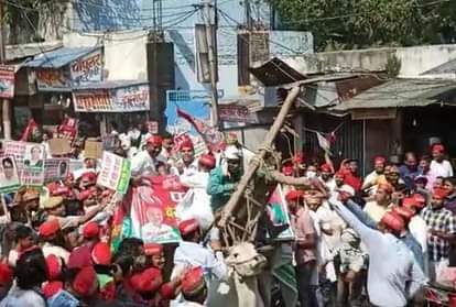 Samajwadi party bullock cart overturned during protest against inflation in firozabad