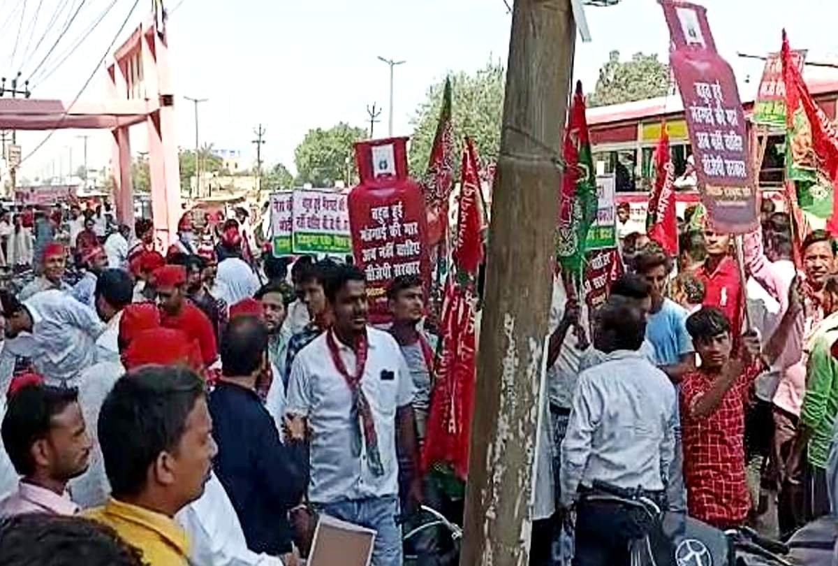 Samajwadi party bullock cart overturned during protest against inflation in firozabad