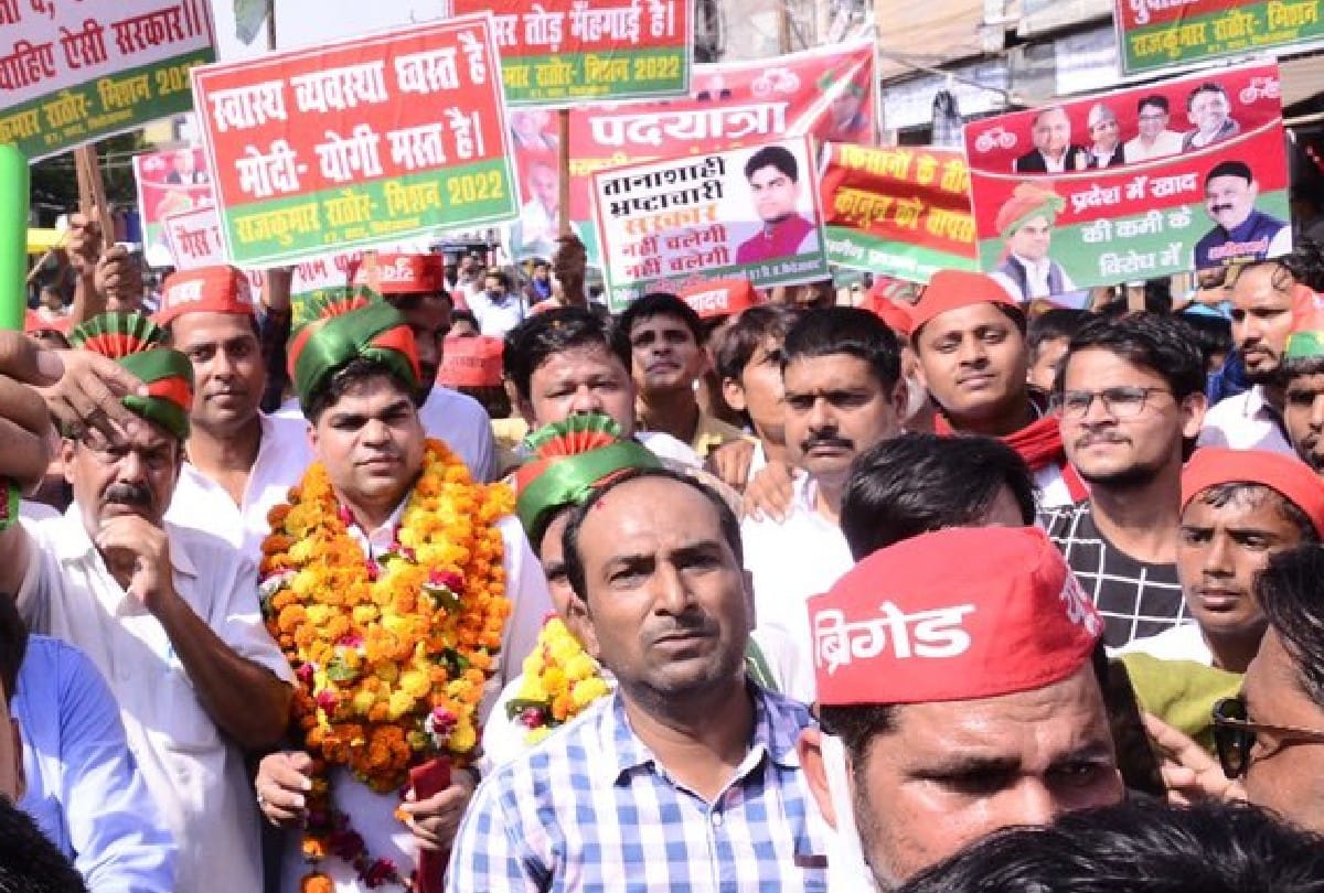 Samajwadi party bullock cart overturned during protest against inflation in firozabad
