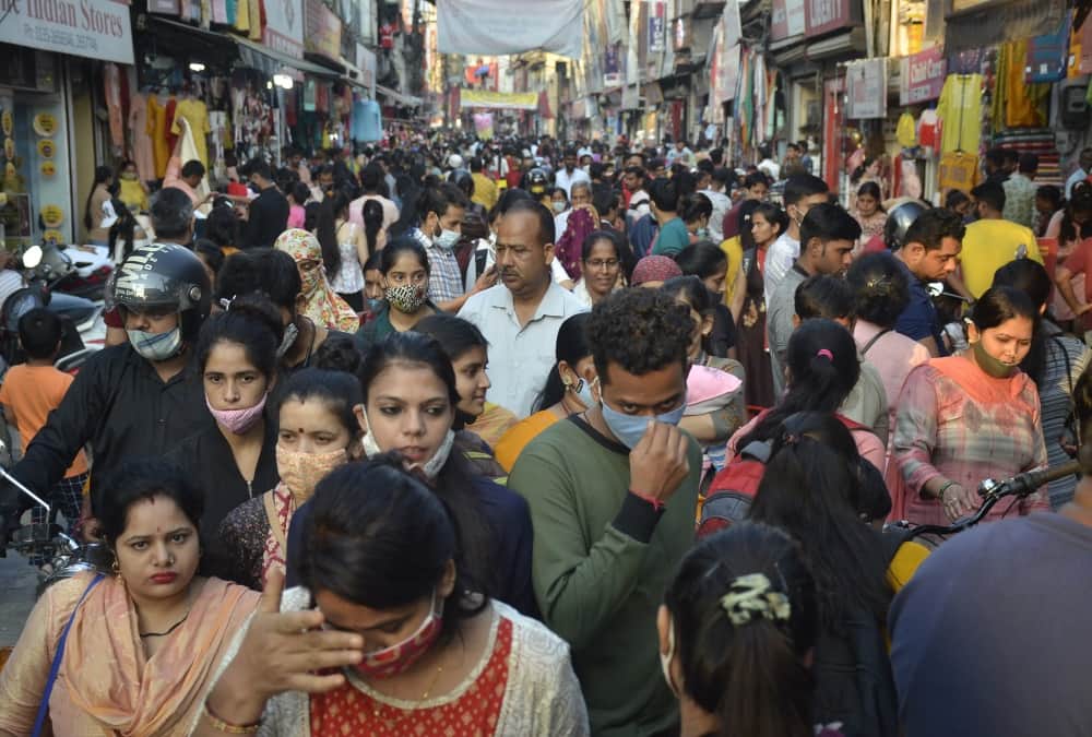 Karwa Chauth 2021: Heavy Crowd in Uttarakhand Market till late night photos