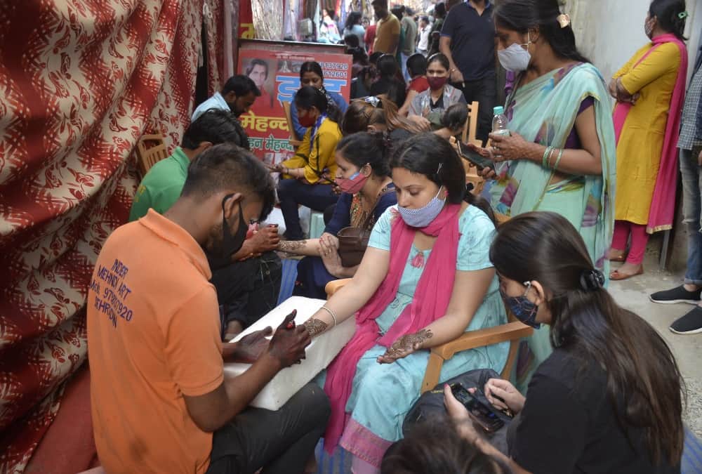 Karwa Chauth 2021: Heavy Crowd in Uttarakhand Market till late night photos