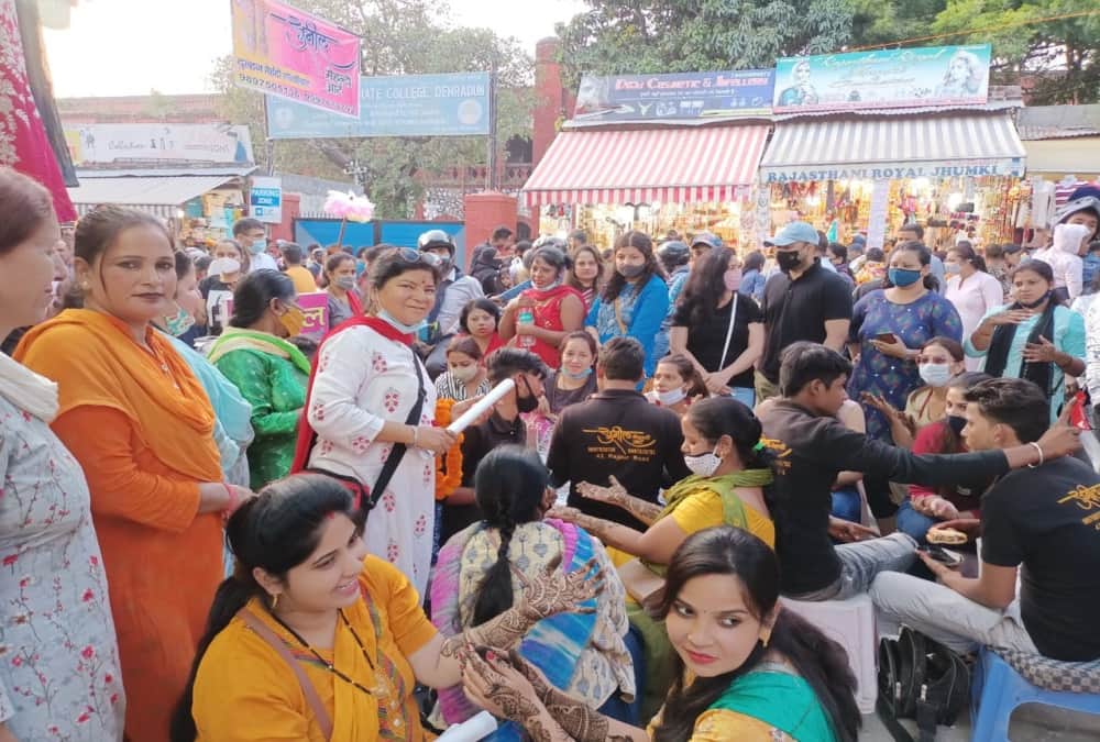 Karwa Chauth 2021: Heavy Crowd in Uttarakhand Market till late night photos