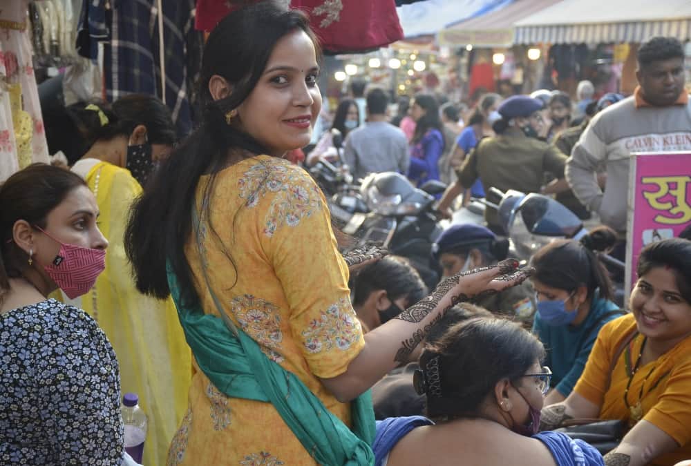 Karwa Chauth 2021: Heavy Crowd in Uttarakhand Market till late night photos