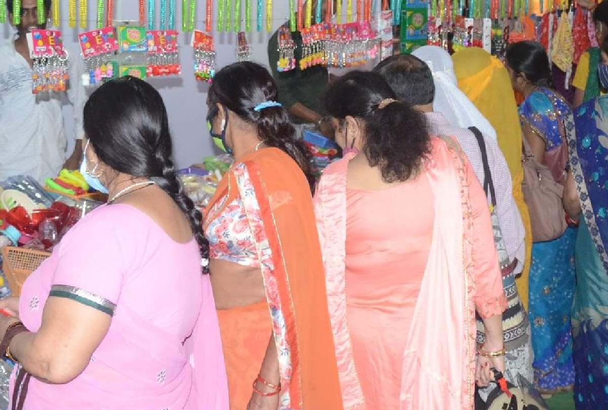 karwa chauth 2021 Vrat Markets buzzing till late night in Agra