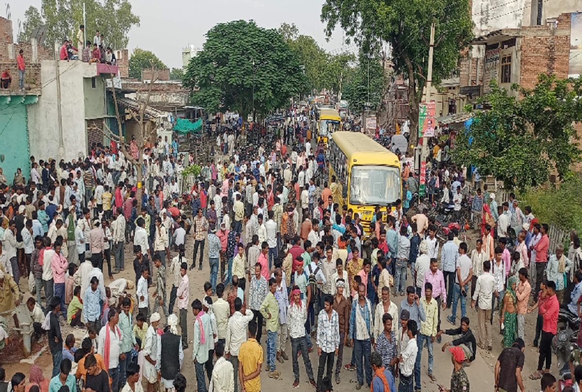 In Lalitpur, the situation is uncontrollable due to fertilizer, SDM hit the stone, farmers blocked the roads