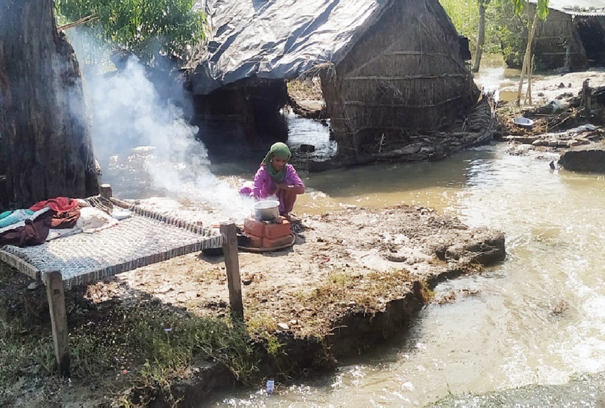 Floods in UP: The homes of hundreds of families destroyed by overflowing rivers