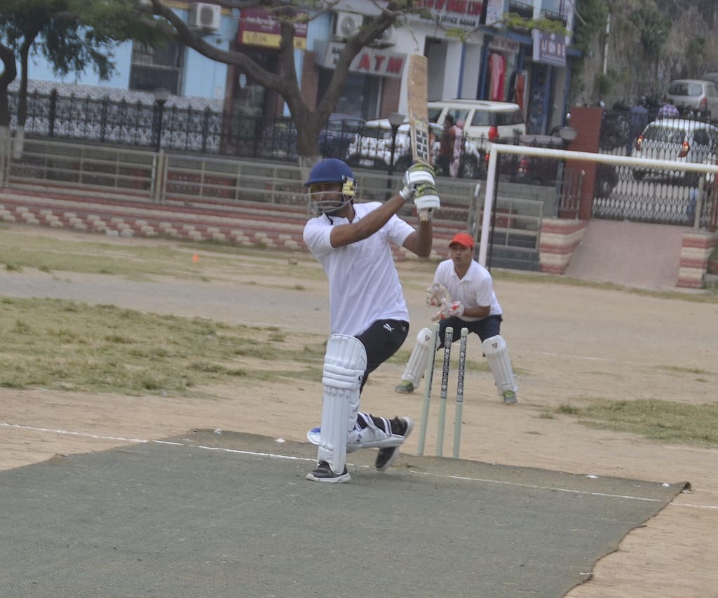 police jawan play friendly cricket and badminton match in nahan