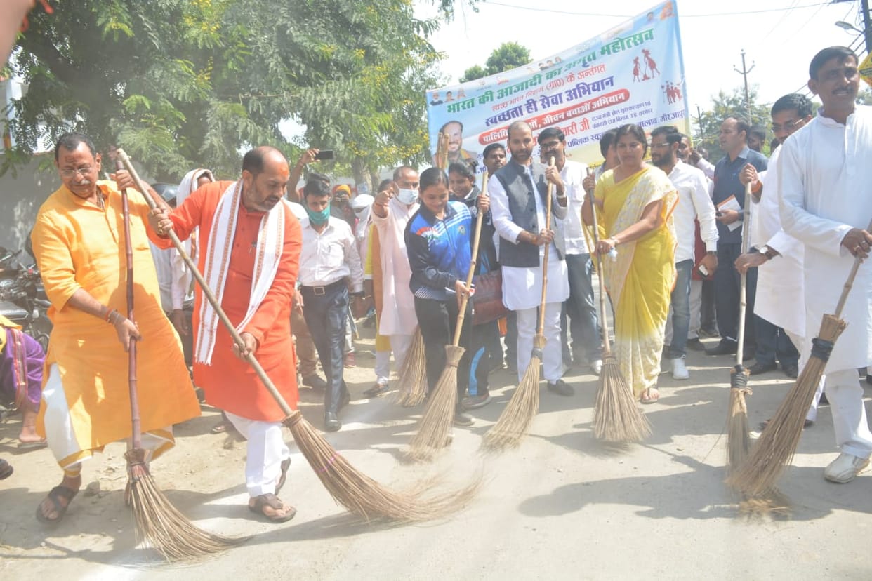 up Minister Upendra Tiwari in Mirzapur said Make cleanliness habit for  progress of  country Resolve For Cleanliness