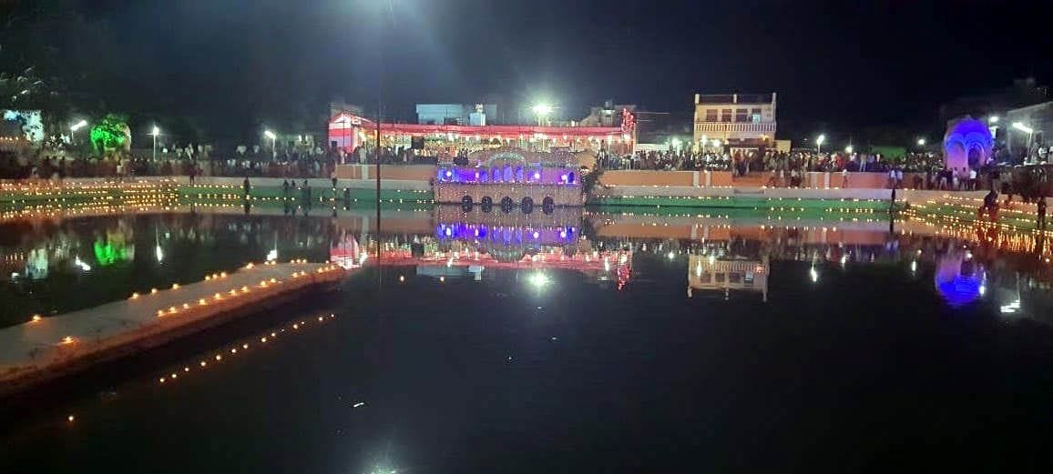 Devyani Sarovar lit up with the light of diyas on Karva Chauth, people gathered to see