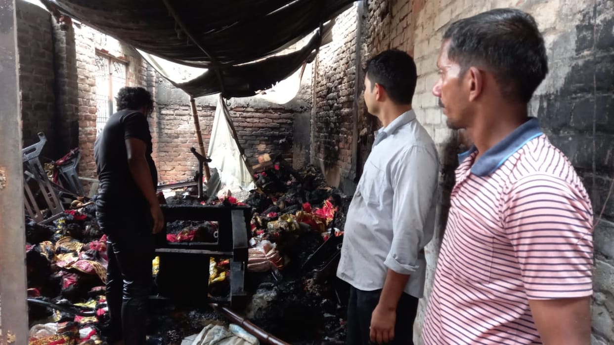 massive fire broke out in Chunari dyeing factory in varanasi employees saved their lives by running away