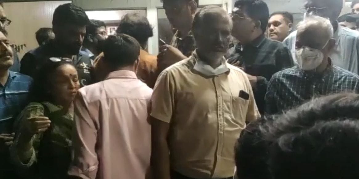 Two arrested for ultraunding in fake name and cheating