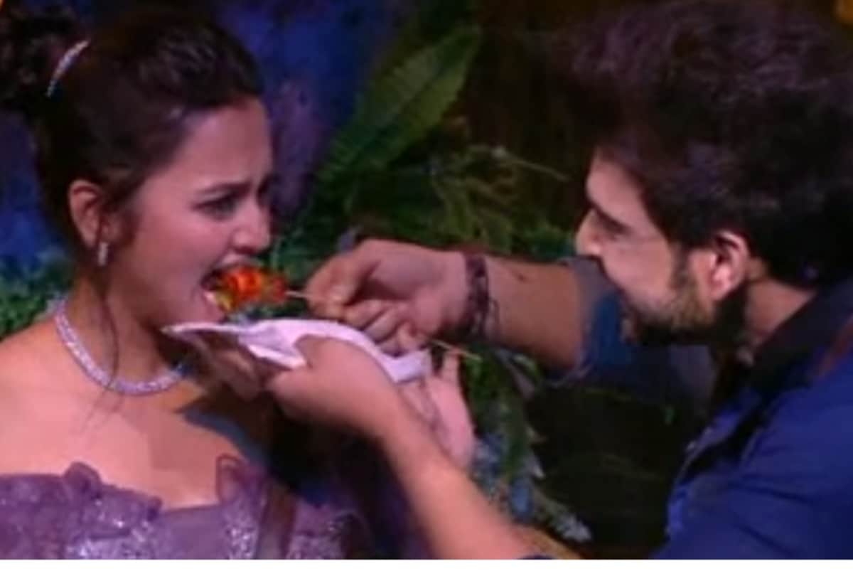 bigg boss 15 tejasswi prakash turn into kabhi khushi kabhie gham poo give marks to simba nagpal and ieshaan sehgaal