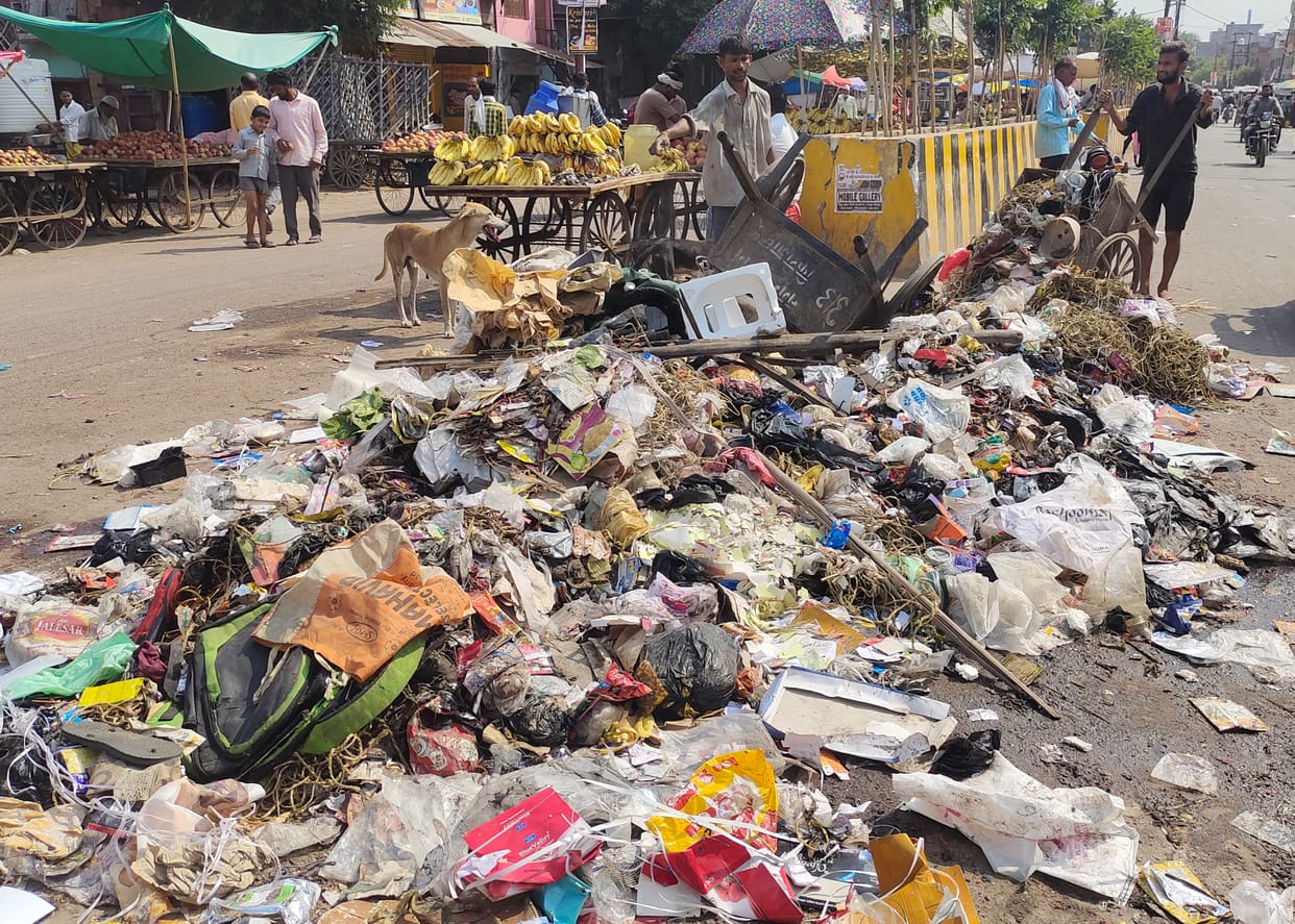Garbage increased on the streets of the city on the festival