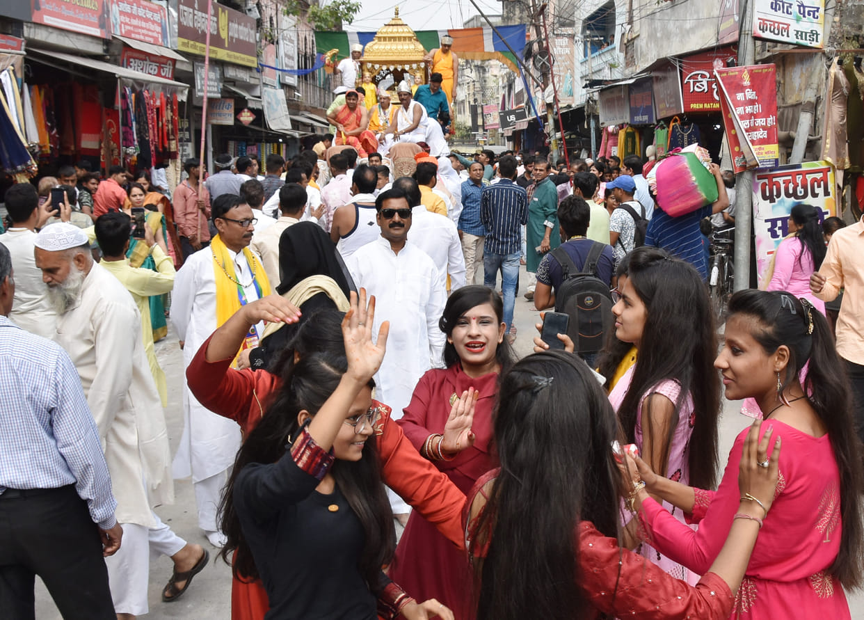Journey out with bandwagon, echoed Shreeji's cheers