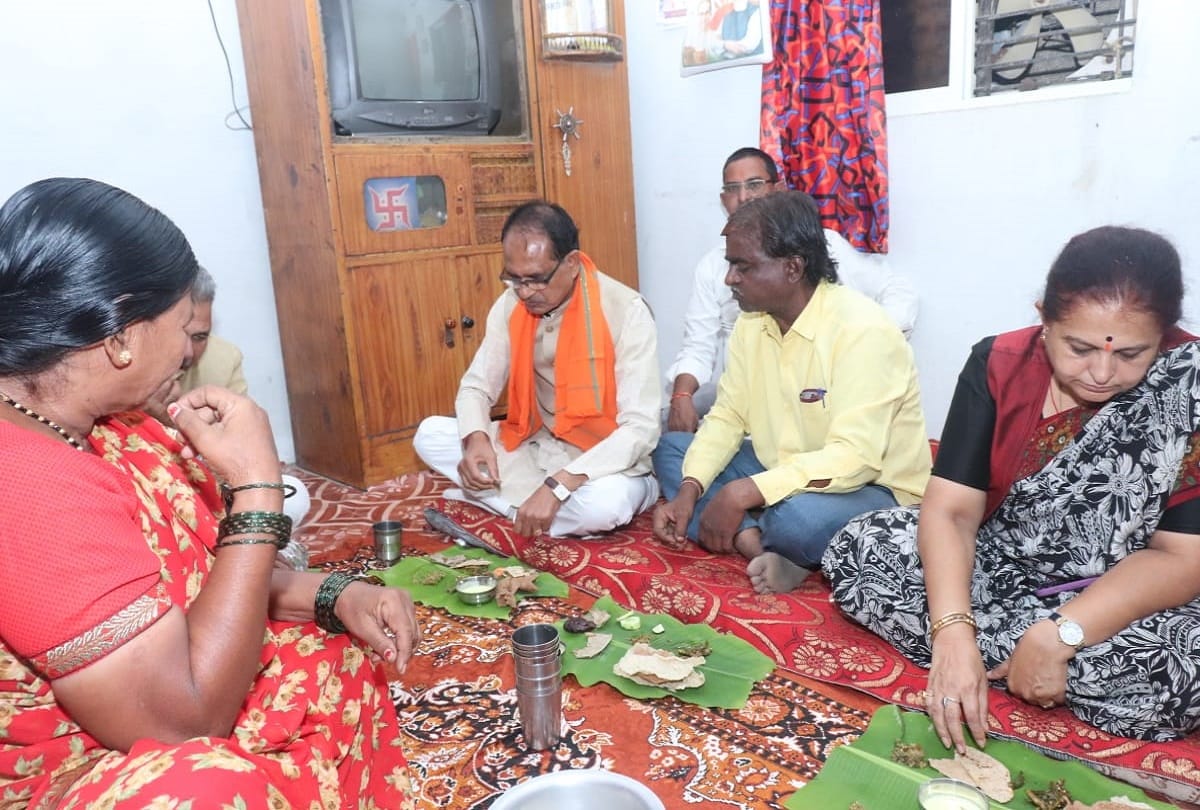 CM Shivraj singh chauhan spent the night at the bandmaster's house: sitting on the ground, took tea sips on the cot