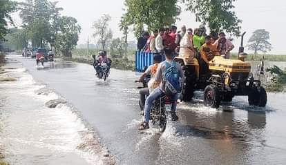 पलिया-भीरा रोड पर अतरिया के आगे रोड पर चल रहा बाढ़ का पानी।
