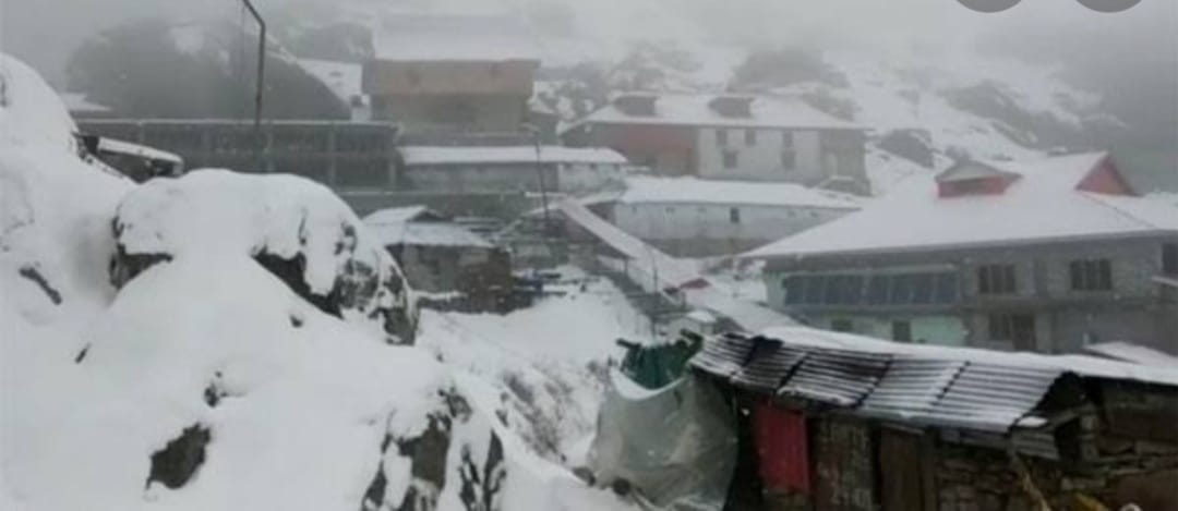 first snowfall in chuddhar sirmaur in 24 october 2021  on sunday