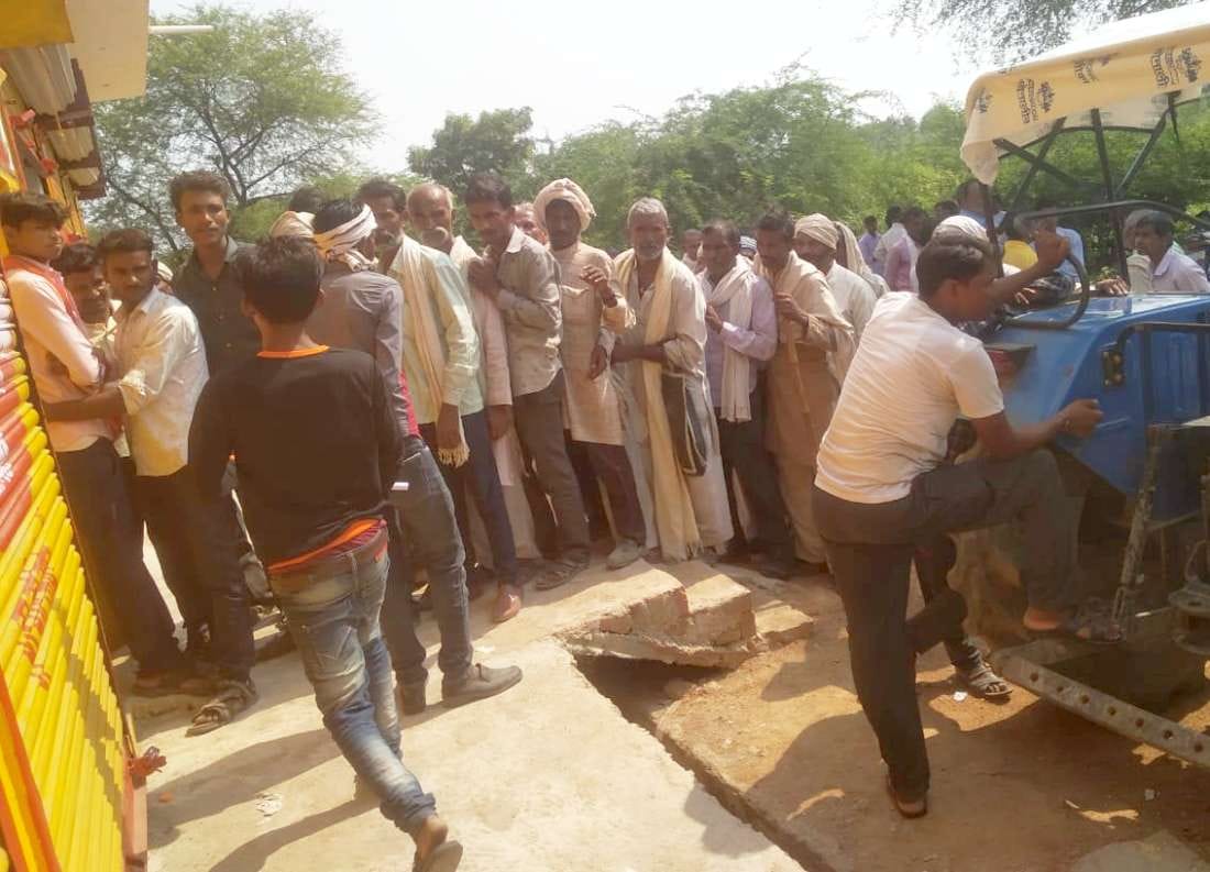 Crowd of farmers gathered to take fertilizer, uproar