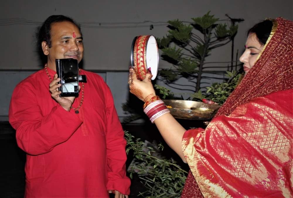 Karwa Chauth 2021: Married women celebrate Karwa Chauth after see moon in Uttarakhand Photos