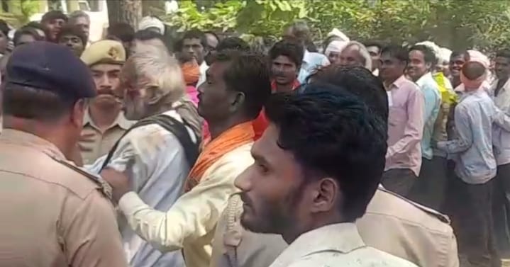 police lathichrge, farmer enrage