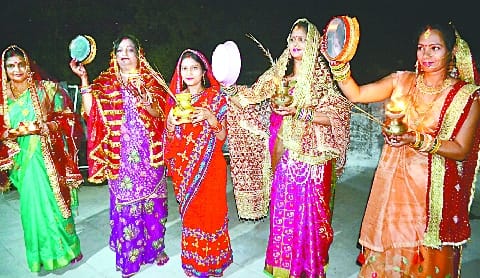 Karva Chauth: Suhagins open their fast by seeing the moon and their husbands