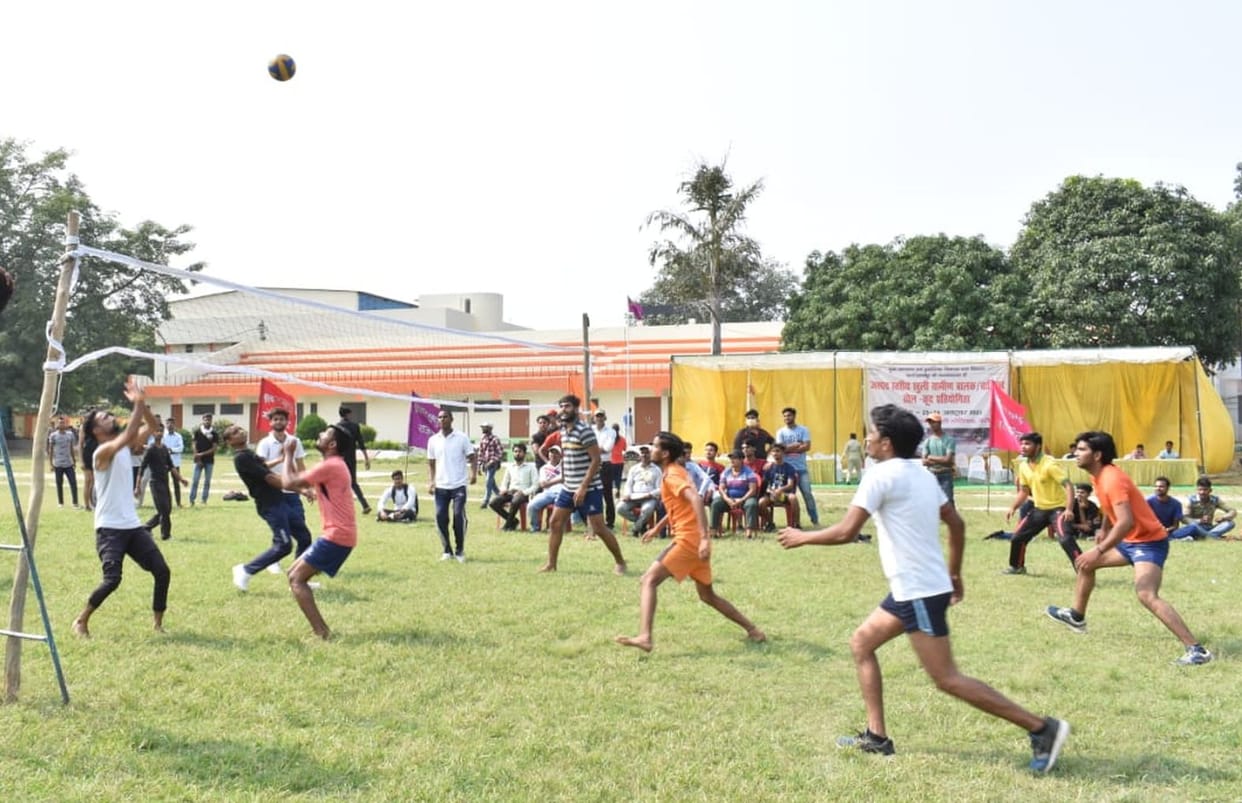Badhpur team defeated Kayamganj in volleyball