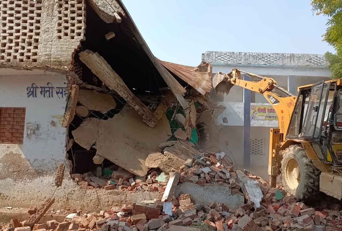 Auraiya: district administration demolishes the land mafia's college and shops built on government land