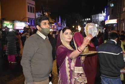 शिमला में चांद का दीदार करती विवाहिता।