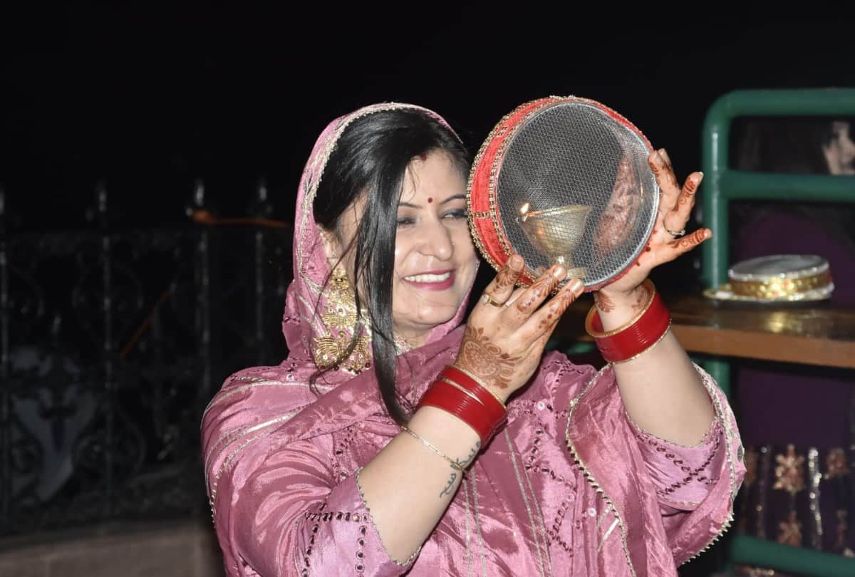 happy karwa chauth 2021 wishes quotes images greetings photos messages whatsapp status in hindi moon rise Women break fast in shimla himachal pradesh