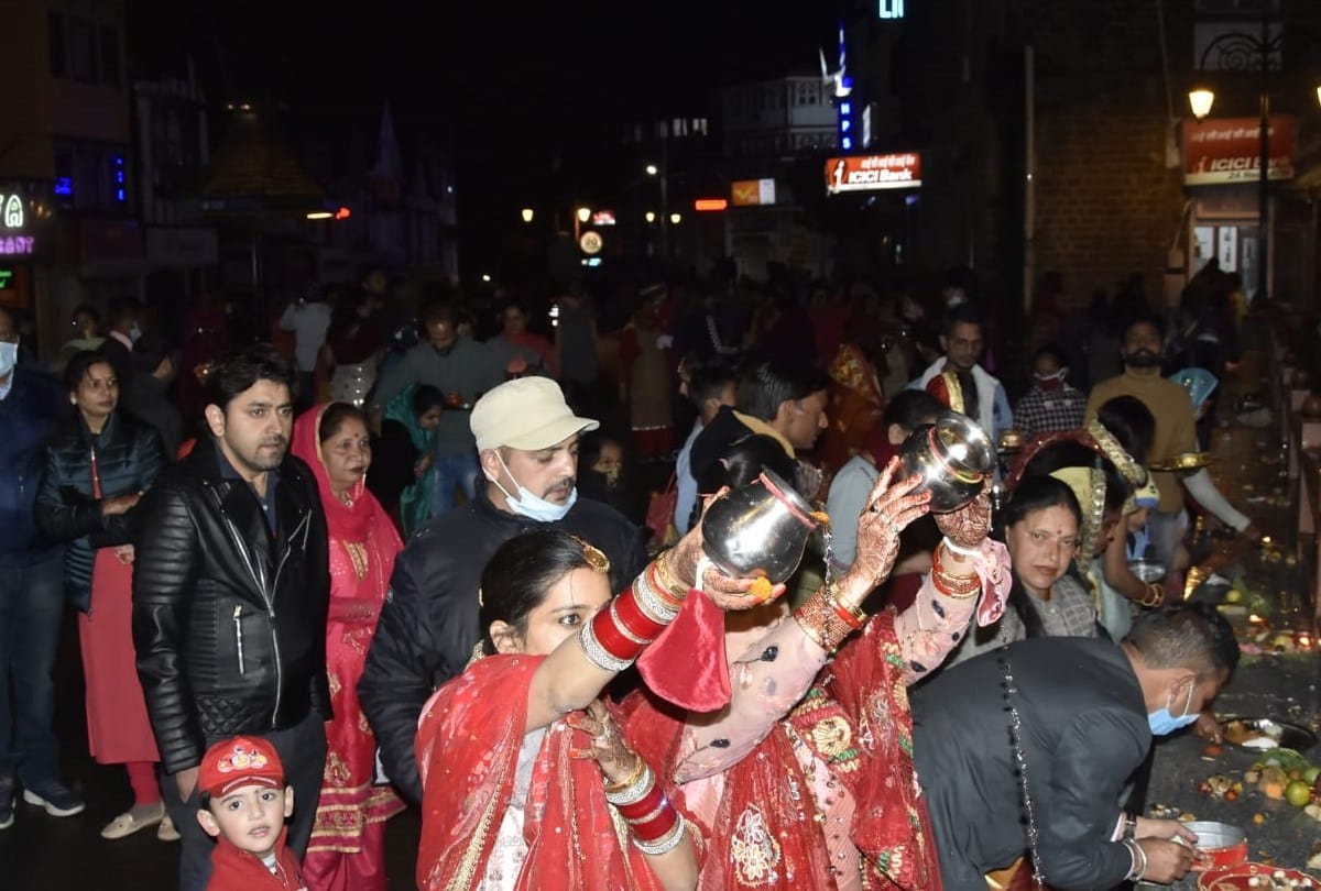 happy karwa chauth 2021 wishes quotes images greetings photos messages whatsapp status in hindi moon rise Women break fast in shimla himachal pradesh