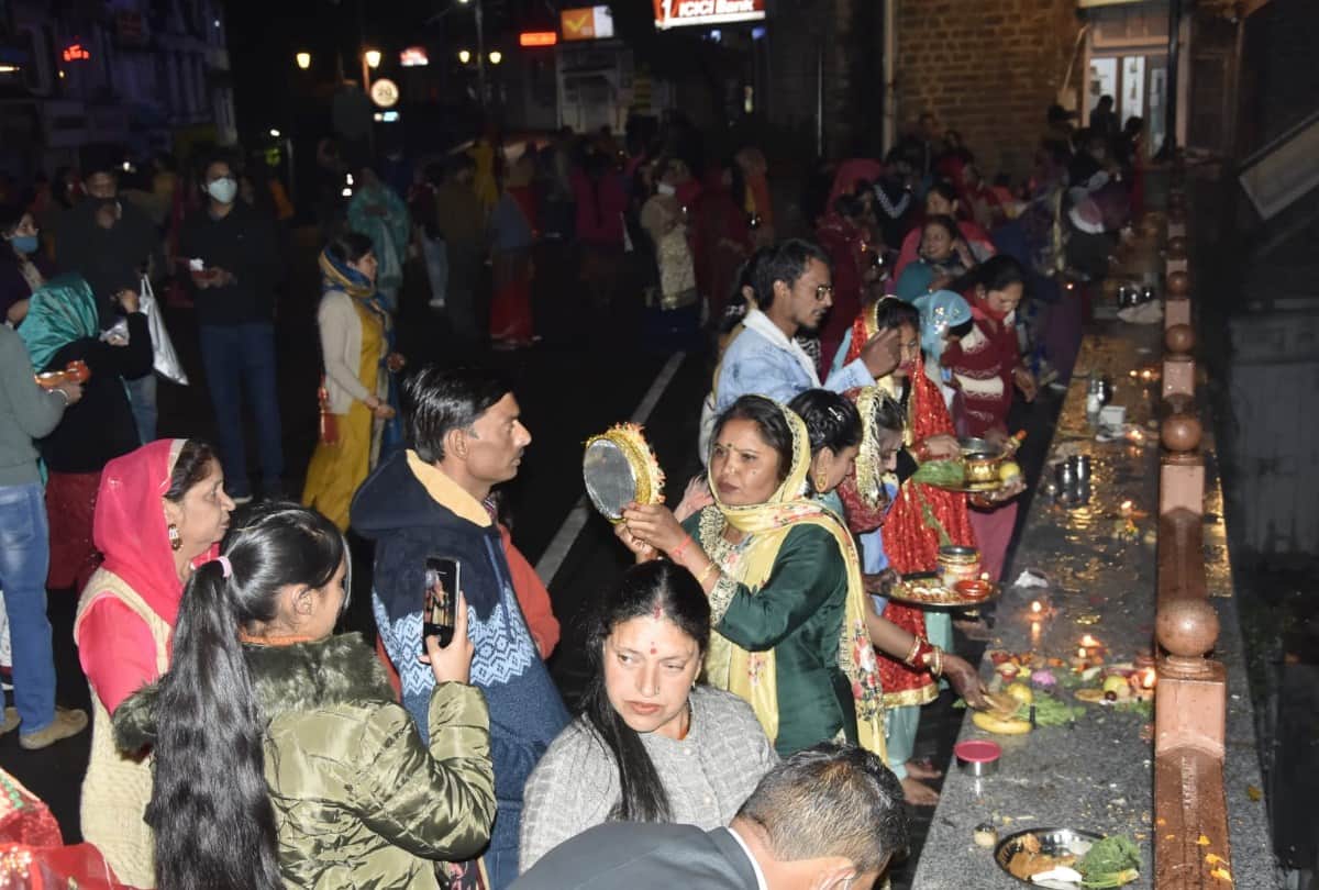 happy karwa chauth 2021 wishes quotes images greetings photos messages whatsapp status in hindi moon rise Women break fast in shimla himachal pradesh