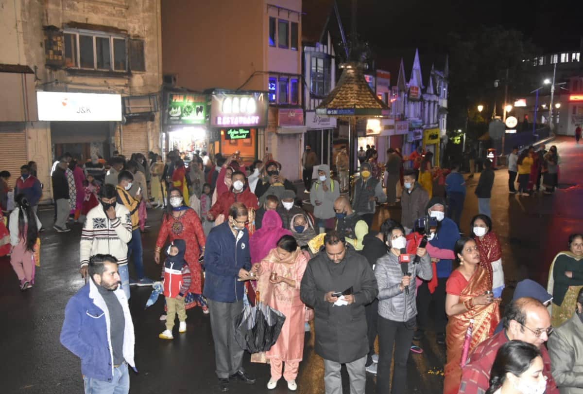 happy karwa chauth 2021 wishes quotes images greetings photos messages whatsapp status in hindi moon rise Women break fast in shimla himachal pradesh