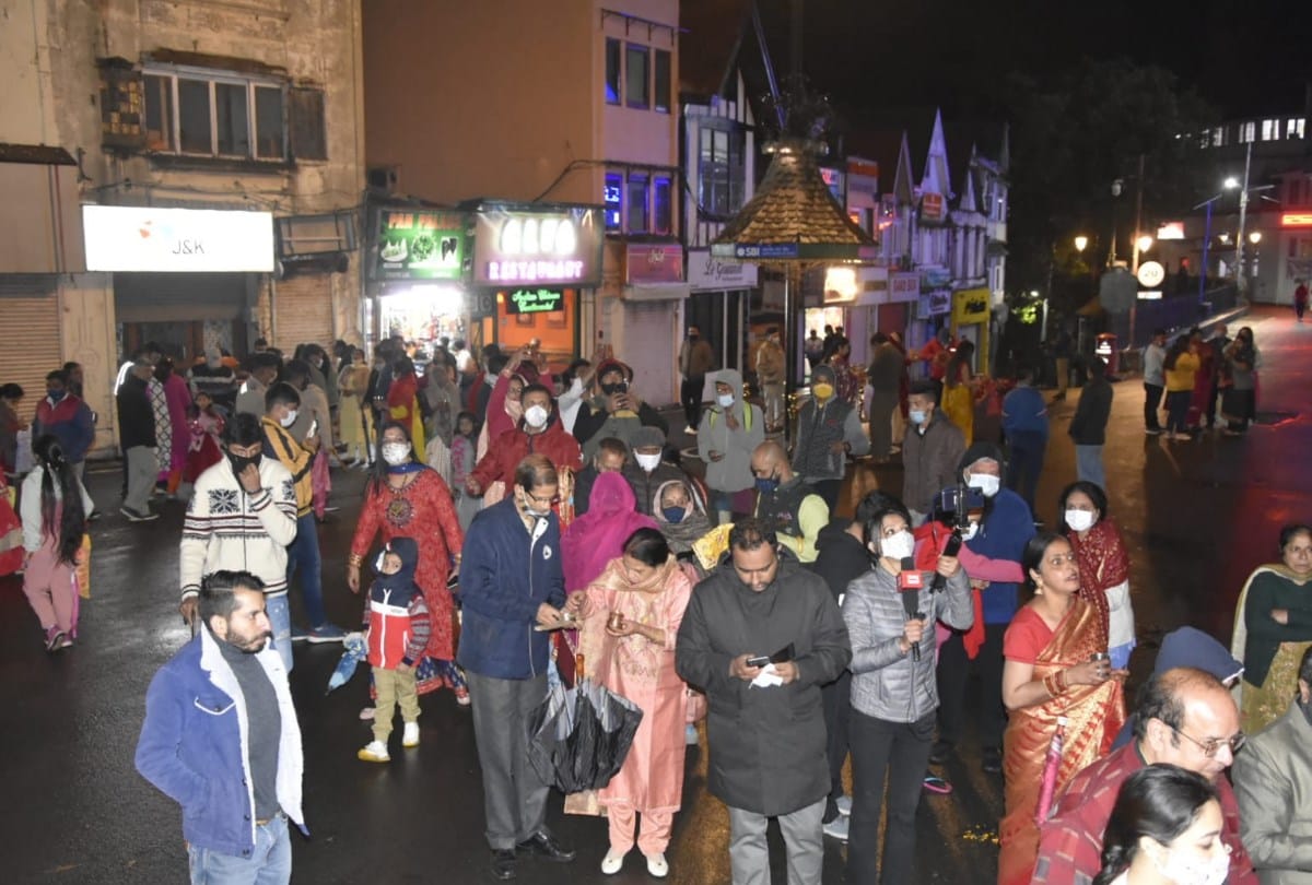 happy karwa chauth 2021 wishes quotes images greetings photos messages whatsapp status in hindi moon rise Women break fast in shimla himachal pradesh
