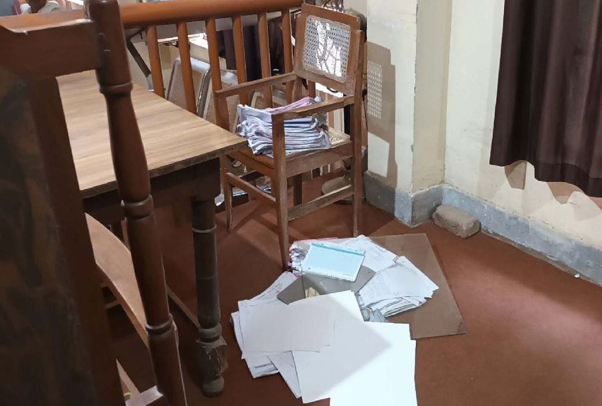 Theft in the SDM court and office of Jasrana Tehsil of Firozabad