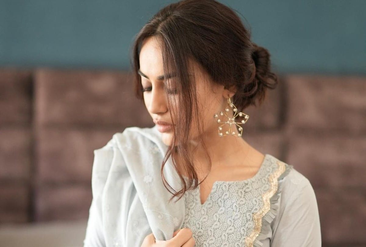 Surbhi jyoti traditional look in grey kurta set Best For diwali 2021 celebration