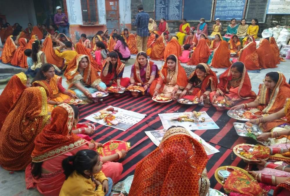 Karwa Chauth 2021: Married women celebrate Karwa Chauth after see moon in Uttarakhand Photos